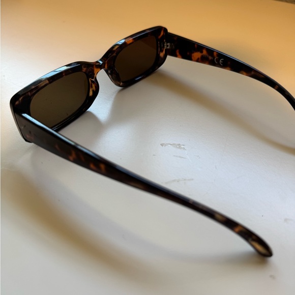Tortoise Shell Rectangular Sunglasses - Picture 5 of 5